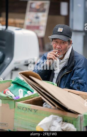 Portrait d'un homme sans domicile japonais à Akihabara, Tokyo, Japon Banque D'Images