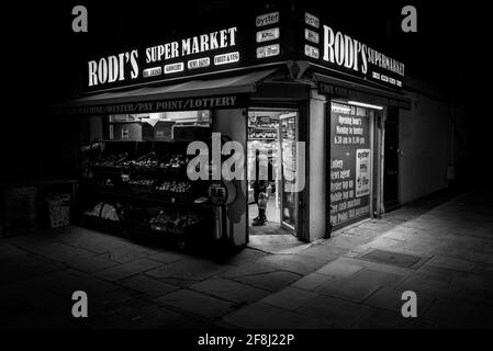 magasin d'angle traditionnel, marchand de journaux et magasin de proximité la nuit londres, image de nuit noir et blanc Banque D'Images
