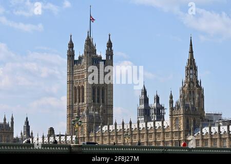 Londres. ROYAUME-UNI. 14 mars 2021. Les drapeaux volent en Berne à travers le Royaume-Uni pour marquer la mort du duc d'Édimbourg le 09.04.2021. Chambres du Parlement, Westminster. Crédit de Londres : michael melia/Alamy Live News Banque D'Images