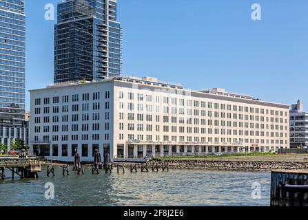 Austin Nichols House, un site d'intérêt conçu par Cass Gilbert, un entrepôt converti en appartements en copropriété sur le Williamsburg, au bord de la rivière Brooklyn. Banque D'Images