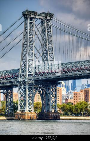 Le pont de Williamsburg traverse l'East River de Delancy Street (Lower East Side, Manhattan) à Broadway (Williamsburg, Brooklyn). Banque D'Images