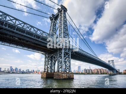 Le pont de Williamsburg traverse l'East River de Delancy Street (Lower East Side, Manhattan) à Broadway (Williamsburg, Brooklyn). Construit en 1895-1903, le s Banque D'Images