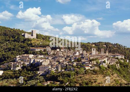 Aperçu de la ville de Narni dominé par la forteresse d'Albornoz Banque D'Images