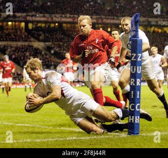 RUGBY ENGLAND V NZ BAR'S À TWICKENHAM TIM SIMPSON-DANIEL SUR LE POINT DE MARQUER SON ESSAI 20/12/2003 PHOTO DAVID ASHDOWNRUGBY Banque D'Images