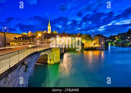 Vue panoramique sur le pont Untertorbrucke dans la vieille ville de Berne avec vue sur l'église Nydeggkirche. Capitale de la Suisse, centre historique. Paysage urbain à Banque D'Images