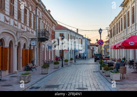 SHKODER, ALBANIE, 20 SEPTEMBRE 2019 : rue étroite de la vieille ville de Shkoder au coucher du soleil, Albanie Banque D'Images