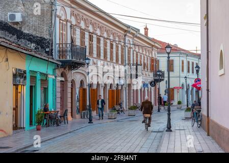 SHKODER, ALBANIE, 20 SEPTEMBRE 2019 : rue étroite de la vieille ville de Shkoder au coucher du soleil, Albanie Banque D'Images