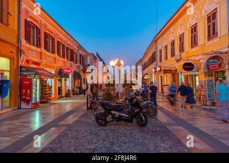 SHKODER, ALBANIE, 20 SEPTEMBRE 2019 : vue sur le coucher du soleil de la rue rruga kole idromeno à Shkoder, Albanie Banque D'Images