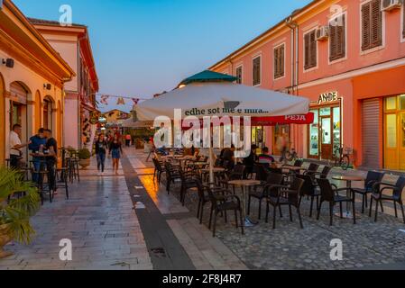 SHKODER, ALBANIE, 20 SEPTEMBRE 2019 : vue sur le coucher du soleil de la rue rruga kole idromeno à Shkoder, Albanie Banque D'Images