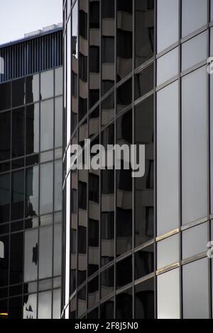 Détails modernes du bâtiment, réflexions. Sur les fenêtres en verre. Banque D'Images