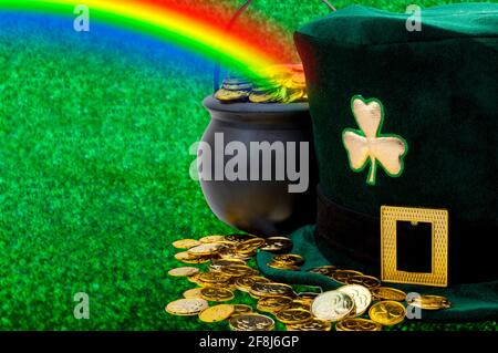 Mars meme et Happy St patrick's Day concept avec chapeau de lepretchun vert drôle avec shamrock, pot d'or à la fin de l'arc-en-ciel et golde dispersé Banque D'Images