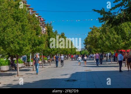 PRISHTINA, KOSOVO, 16 SEPTEMBRE 2019 : les gens se promenent sur le boulevard mère Teresa à Prishtina, Kosovo Banque D'Images