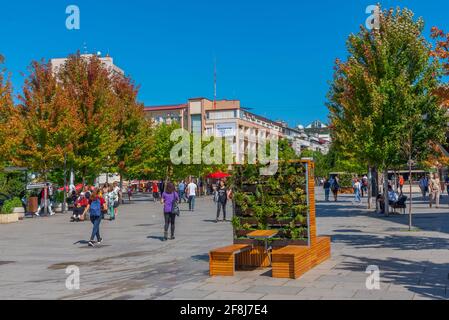 PRISHTINA, KOSOVO, 16 SEPTEMBRE 2019 : les gens se promenent sur le boulevard mère Teresa à Prishtina, Kosovo Banque D'Images