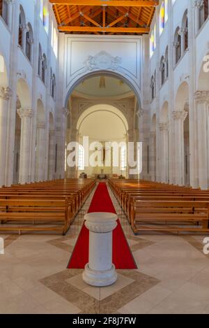 PRISHTINA, KOSOVO, 16 SEPTEMBRE 2019 : intérieur de la cathédrale Sainte-mère-Thérèse à Prishtina, Kosovo Banque D'Images