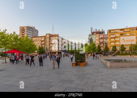 PRISHTINA, KOSOVO, 16 SEPTEMBRE 2019 : les gens se promenent sur le boulevard mère Teresa à Prishtina, Kosovo Banque D'Images