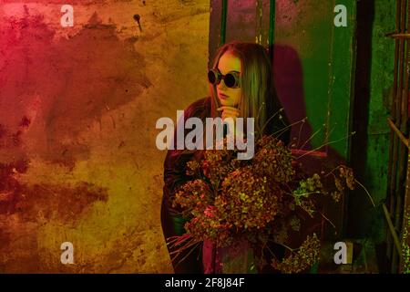 portrait d'art de la jeune fille dans un bâtiment abandonné dans néon Banque D'Images