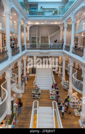 BUCAREST, ROUMANIE, 28 JUILLET 2019 : librairie Carturesti Carusel dans le centre de Bucarest, Roumanie Banque D'Images