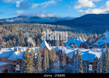 Matin après une nuit de neige à la mi-avril dans le village de Whistler Colombie-Britannique Canada Banque D'Images