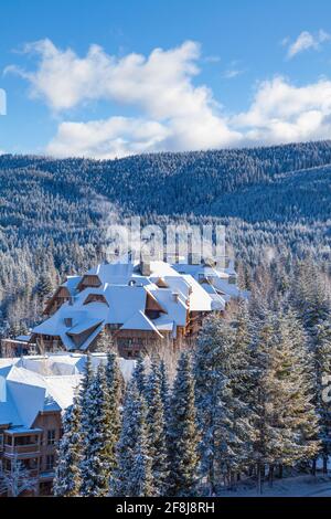 Matin après une nuit de neige à la mi-avril dans le village de Whistler Colombie-Britannique Canada Banque D'Images