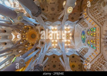 BARCELONE, ESPAGNE, 30 JUIN 2019 : intérieur de la cathédrale de la Sagrada Familia à Barcelone, Espagne Banque D'Images