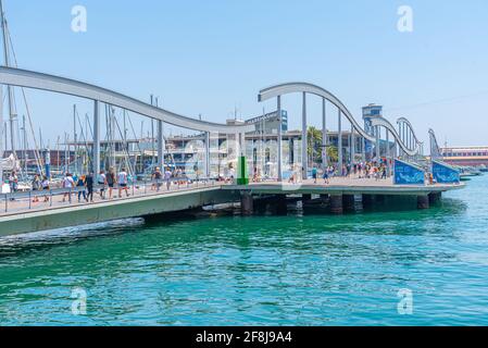 BARCELONE, ESPAGNE, 30 JUIN 2019: Les gens passent le port vell sur la rambla del mar à Barcelone, Espagne Banque D'Images