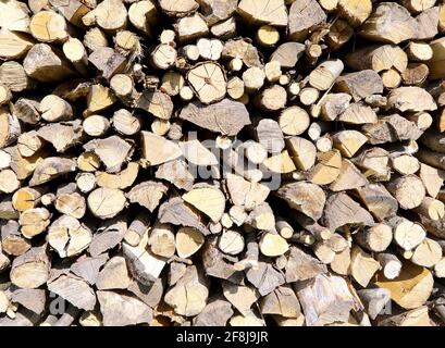 morceaux de bois pour brûler empilés dans un hangar à bois Banque D'Images