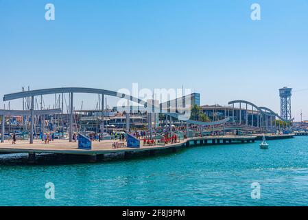 BARCELONE, ESPAGNE, 30 JUIN 2019: Les gens passent le port vell sur la rambla del mar à Barcelone, Espagne Banque D'Images