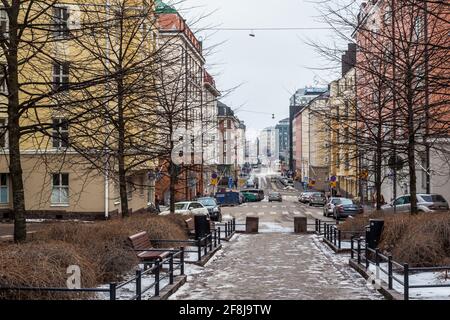 Helsinki, Finlande - 10 mars 2017 : vue sur les bâtiments traditionnels colorés d'Helsinki lors d'une journée de neige avec un parc dans le champ de forêt Banque D'Images