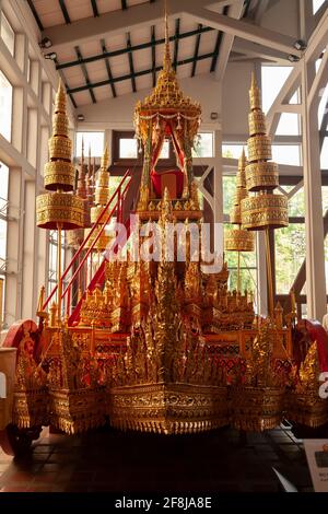 Bangkok, Thaïlande - 25 mars 2018 : calèche royal décoré de nombreux détails dorés, dans le bâtiment Raja Ratha Hall, qui fait partie de la collection publique Banque D'Images