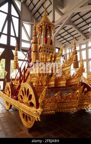 Bangkok, Thaïlande - 25 mars 2018 : calèche royal décoré de nombreux détails dorés, dans le bâtiment Raja Ratha Hall, qui fait partie de la collection publique Banque D'Images