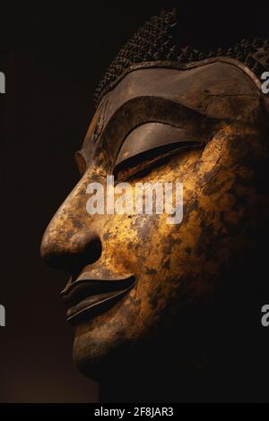 Bangkok, Thaïlande - 25 mars 2018 : représentation du Bouddha au Musée national de Bangkok, grande tête de plus d'un mètre de haut, coulée en bronze, exemple d'art et de re Banque D'Images