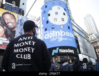 New York, États-Unis. 14 avril 2021. Le logo Coinbase est affiché sur les écrans de Times Square lorsque Coinbase Global, Inc. Traite sous la pièce de symbole à la cloche d'ouverture Nasdaq à New York le mercredi 14 avril 2021. Coinbase gère le plus grand échange de bitcoin aux États-Unis et est la première grande société de crypto-monnaie à être publique dans le pays photo par John Angelillo/UPI crédit: UPI/Alay Live News Banque D'Images