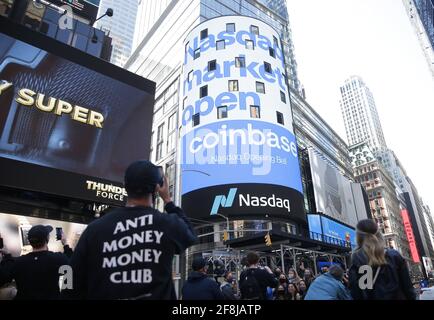 New York, États-Unis. 14 avril 2021. Le logo Coinbase est affiché sur les écrans de Times Square lorsque Coinbase Global, Inc. Traite sous la pièce de symbole à la cloche d'ouverture Nasdaq à New York le mercredi 14 avril 2021. Coinbase gère le plus grand échange de bitcoin aux États-Unis et est la première grande société de crypto-monnaie à être publique dans le pays photo par John Angelillo/UPI crédit: UPI/Alay Live News Banque D'Images