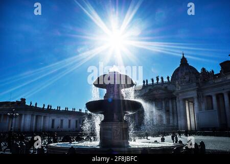 Silhouette d'une fontaine en face de la basilique Saint-Pierre, de la place Saint-Pierre, de la Cité du Vatican, de Rome, du Latium, Italie Banque D'Images