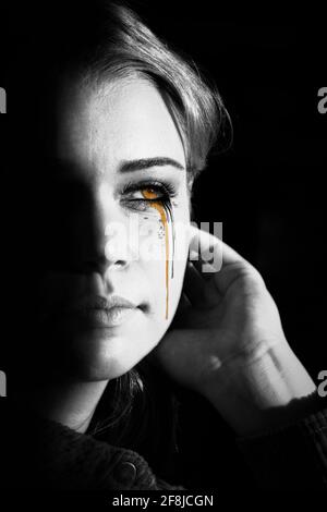 Portrait d'une belle femme avec mascara la courant vers le bas face Banque D'Images