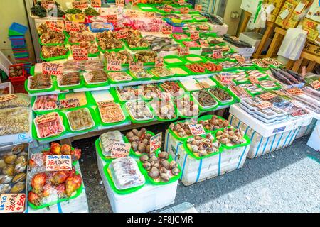 Tokyo, Japon - 18 avril 2017 : décrochage avec des griffes de crabe, pieuvre et poisson frais dans le marché de la rue Ameya-Yokocho près de la gare d'Ueno. Ameyoko est un populaire Banque D'Images