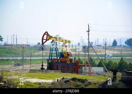 Engin de forage à pompe. Exploitation minière de pétrole et de gaz. Le prix du pétrole augmente. Engins de forage pour l'extraction de combustibles fossiles et la production de pétrole. La guerre Banque D'Images