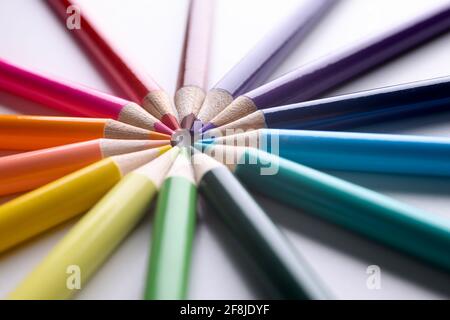 Crayons de couleur disposés en cercle de près Banque D'Images