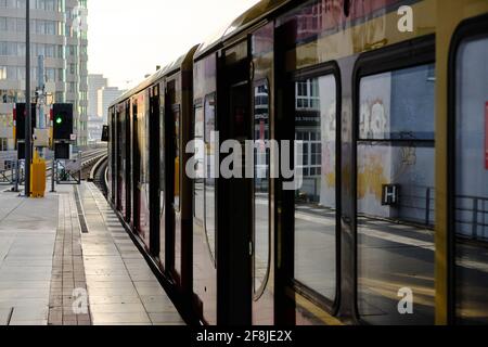 09 avril 2021, Berlin : un train S-Bahn est ouvert à la gare Jannowitzbrücke de Berlin-Mitte. Photo: Stefan Jaitner/dpa Banque D'Images