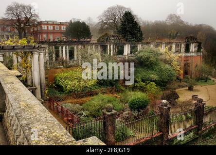 Inverforth House, jardins fortifiés et Pergola, Golders Hill Park, Golders Green, Londres Banque D'Images