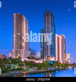 Le Las Olas River House et le tout nouveau Las Olas 100 situé sur la New River dans le centre-ville de fort Lauderdale. Banque D'Images