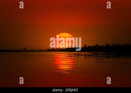 Un coucher de soleil fumé dans le parc national des Everglades alors que le sud de la Floride était sous les effets d'un nuage de poussière de Sharan. Banque D'Images