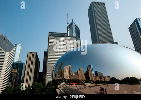Cloud Gate est une sculpture publique de l'artiste britannique d'origine indienne Sir Anish Kapoor, qui est la pièce maîtresse d'AT&T Plaza à Millennium Park Banque D'Images