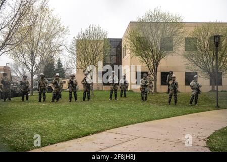 Brooklyn Center, États-Unis. 13 avril 2021. Des manifestants et des policiers se sont affronté devant le service de police du Brooklyn Center le 13 avril 2021 à Brooklyn Center, Minnesota, après l'assassinat de Daunte Wright. Photo: Chris Tuite/ImageSPACE crédit: Imagespace/Alamy Live News Banque D'Images