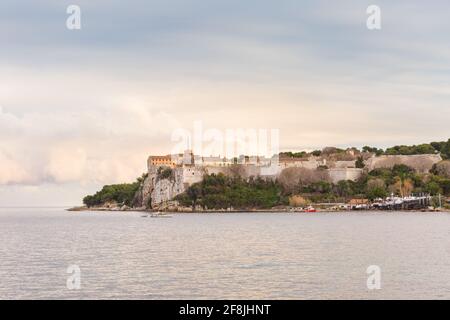 Fort Royal et Île Sainte Marguerite de l'eau, Cannes, Côte d'Azur, France Banque D'Images