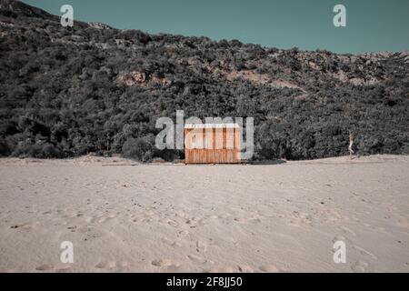 Cabane jaune en bois sur la plage Banque D'Images