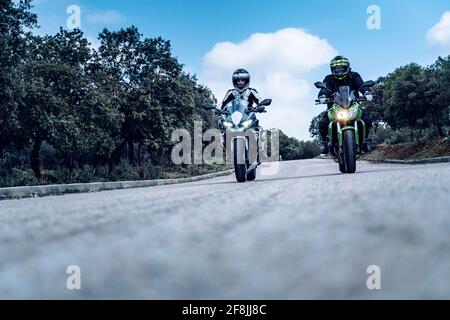 un couple de motards qui se balade le long d'une route de montagne avec leur sport vélos Banque D'Images