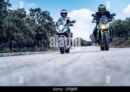 un couple de motards qui se balade le long d'une route de montagne avec leur sport vélos Banque D'Images