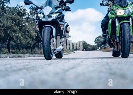 un couple de motards qui se balade le long d'une route de montagne avec leur sport vélos Banque D'Images