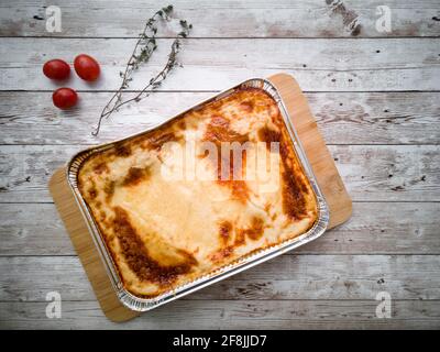 Lasagnes maison fraîchement cuites bolognaise sur fond de bois. Haut Banque D'Images